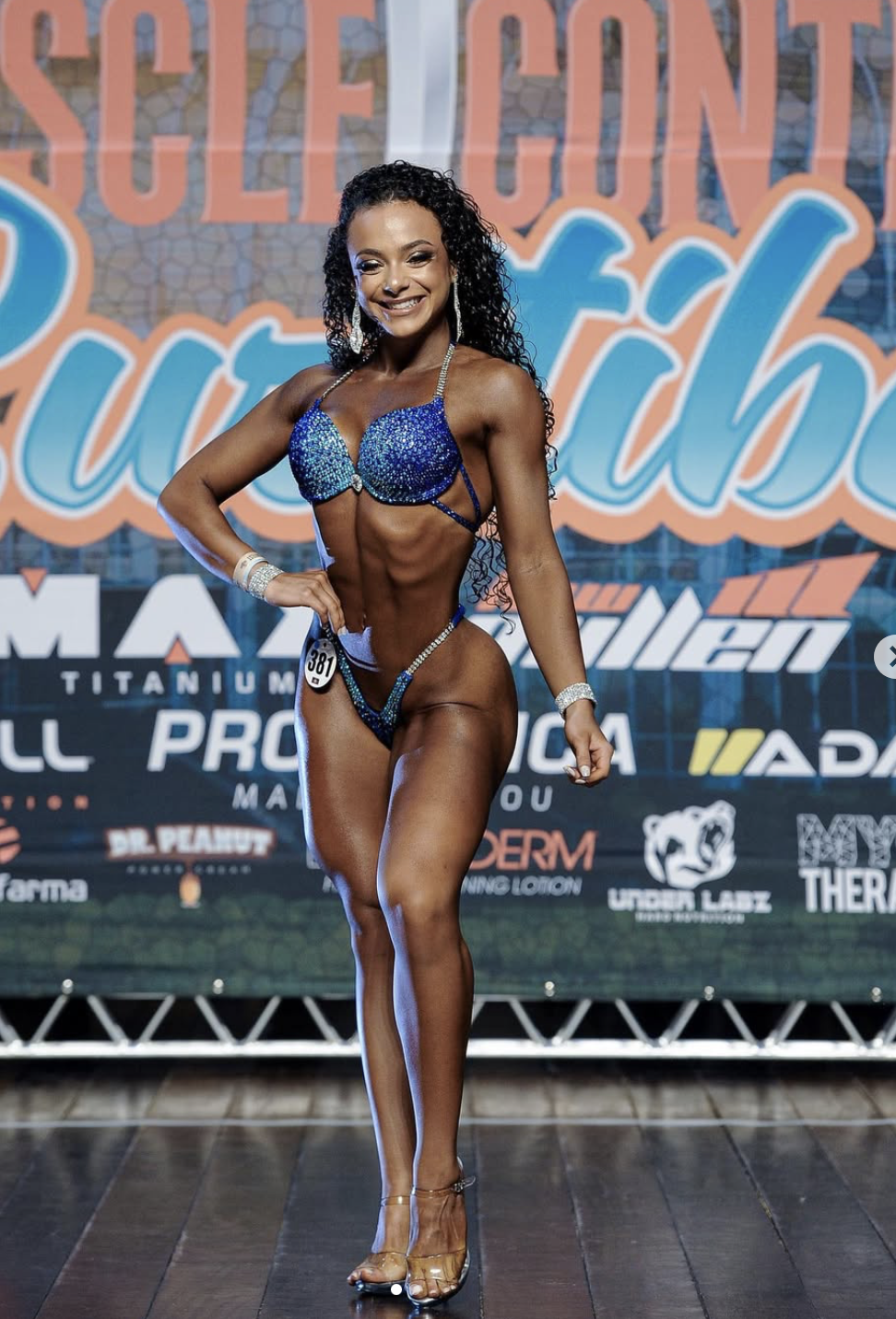 Ana Luiza em competição de fitness